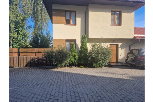 wołomiński, Kobyłka, Mareta, Segment skrajny z garażem